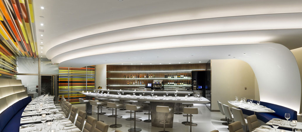 Plafond flottant courbé sur trois&nbsp;niveaux